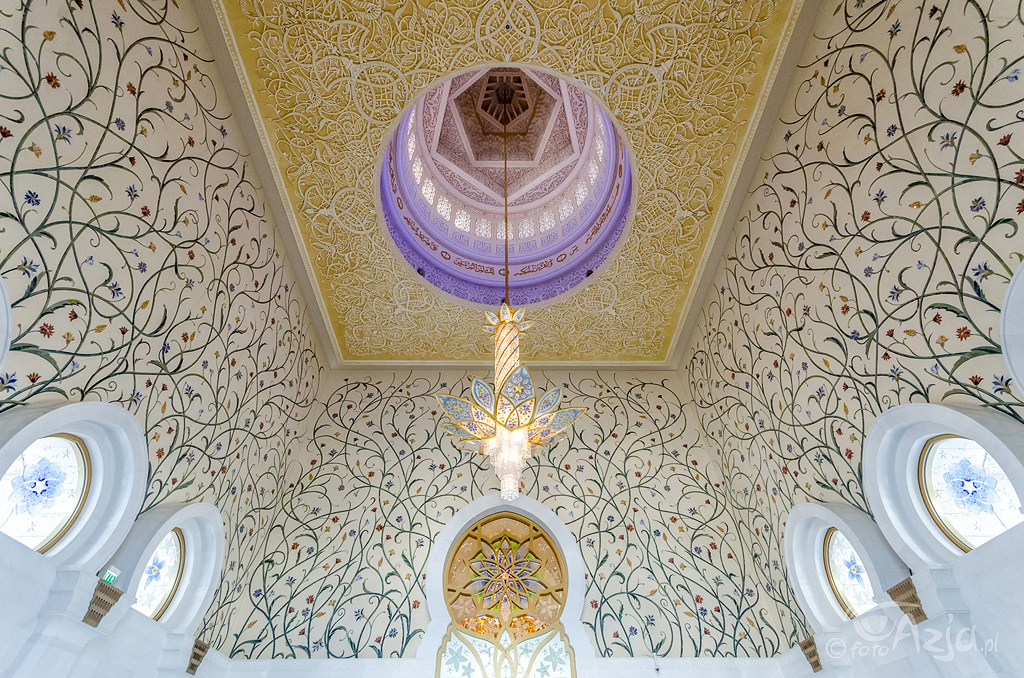 Interior of the Main Prayer Hall in Sheikh Zayed Mosque